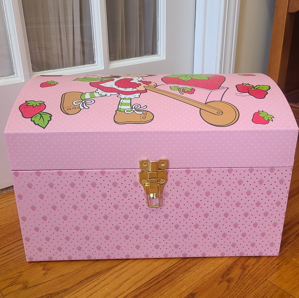 Strawberry Shortcake Storage Chest - Picture 6 of 7